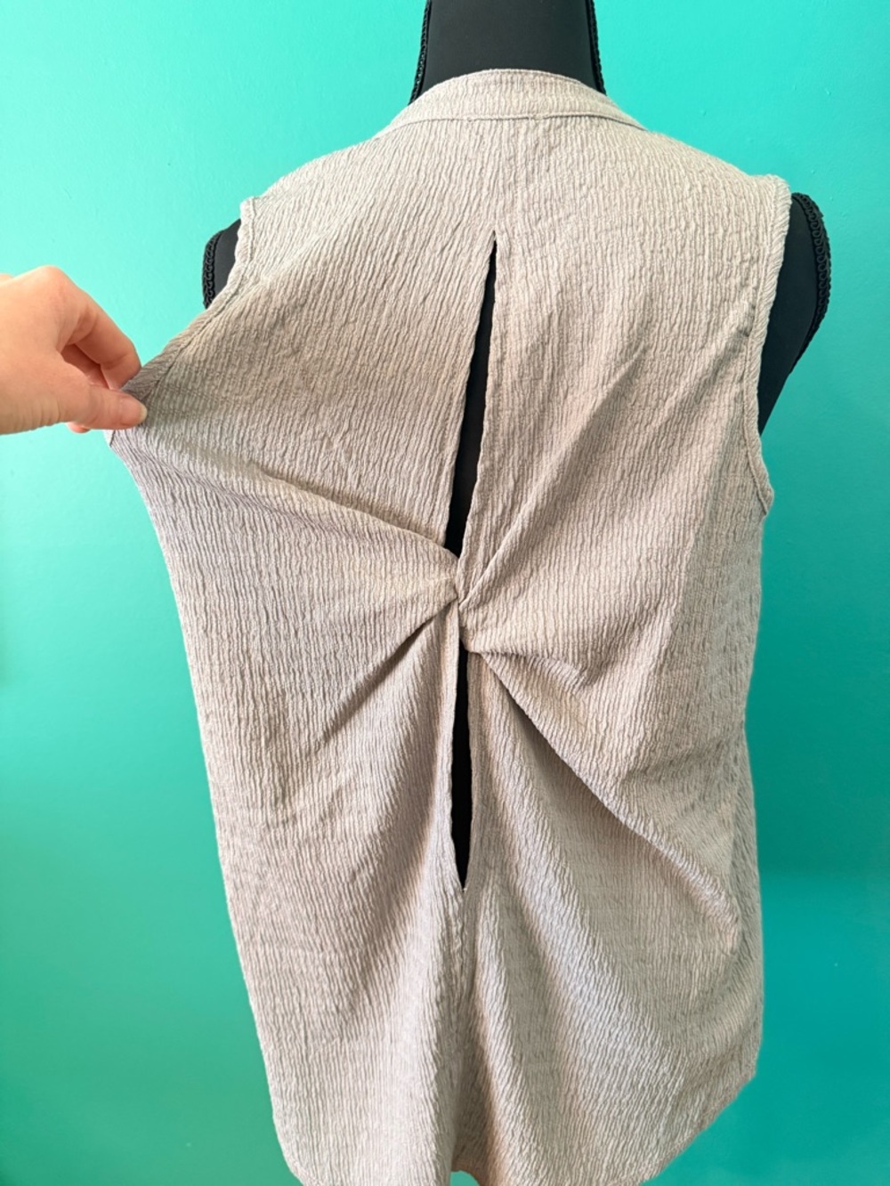 Buckle Grey Twist-Back Sleeveless Tank - Picture 4 of 11